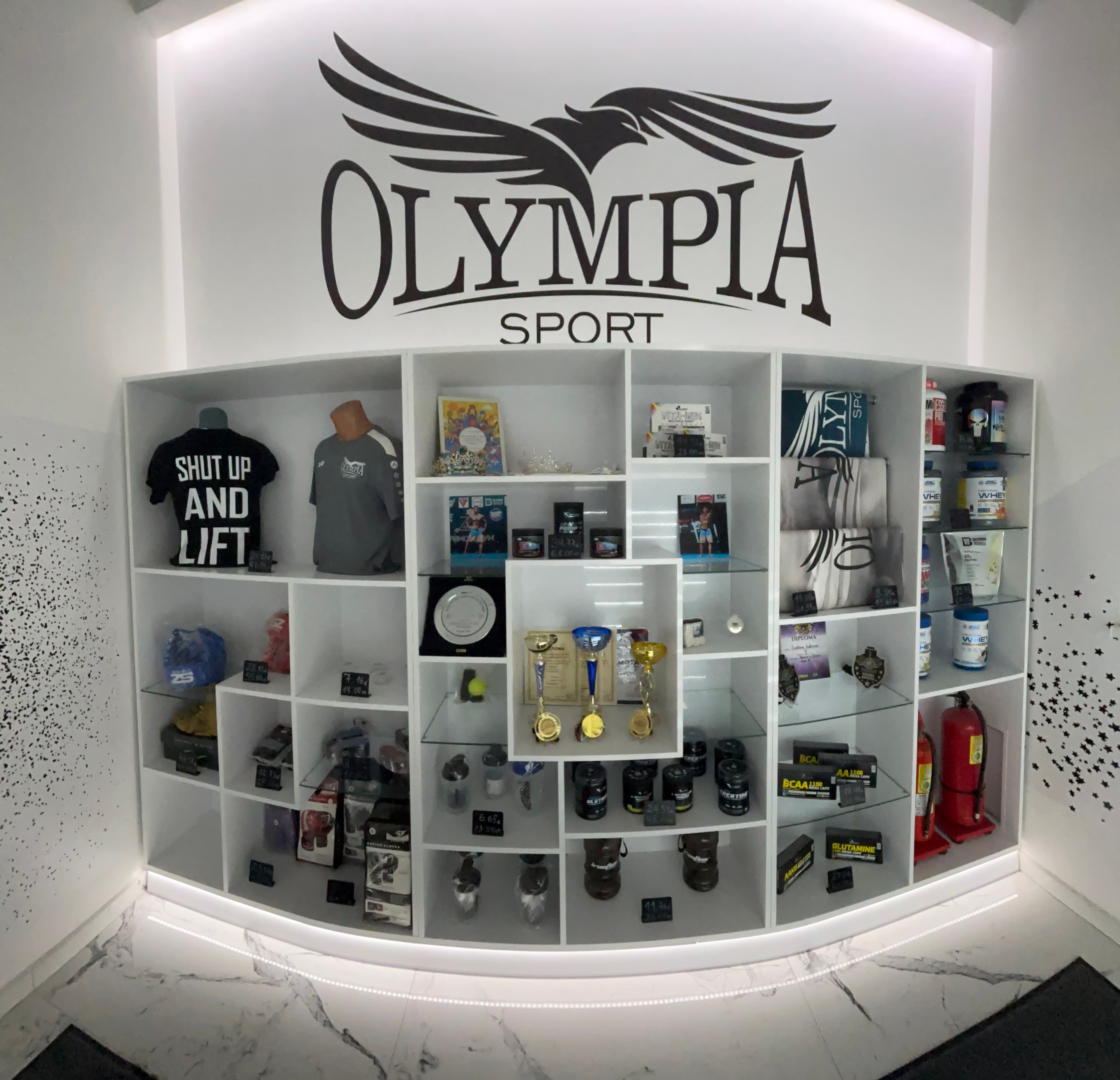 Атлет тренира с щанга в Спортен Център "Олимпия"